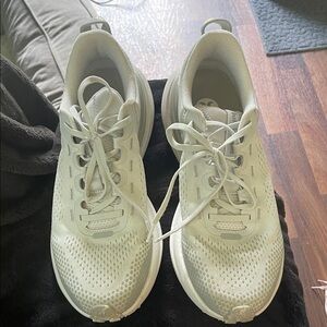 Lululemon women’s grey beyondfeel trail running shoe